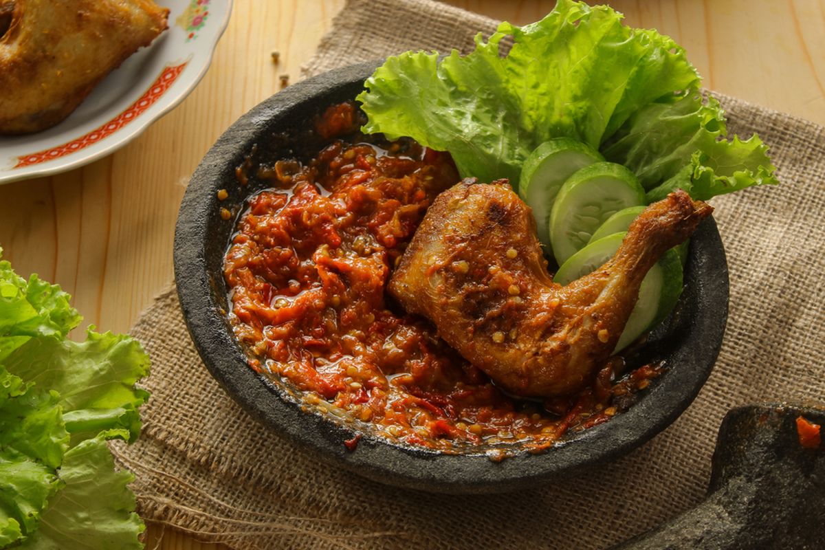 Pedas Nampol! Ayam Penyet Sambal Terasi Favorit
